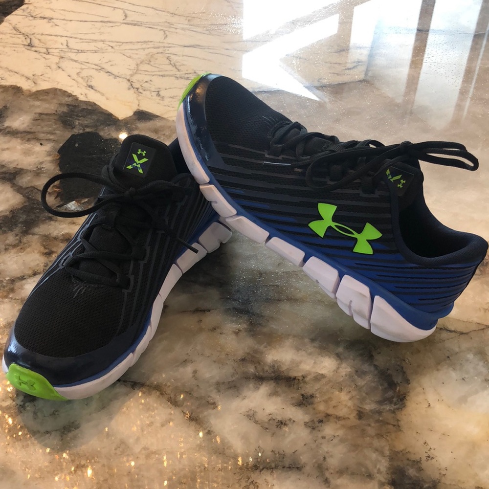 Big boys under armor charged 👟like new size 7Y